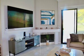 Living area - Lovely 3-bedroom condo newly remodeled in beautiful La Quinta (La Quinta)
