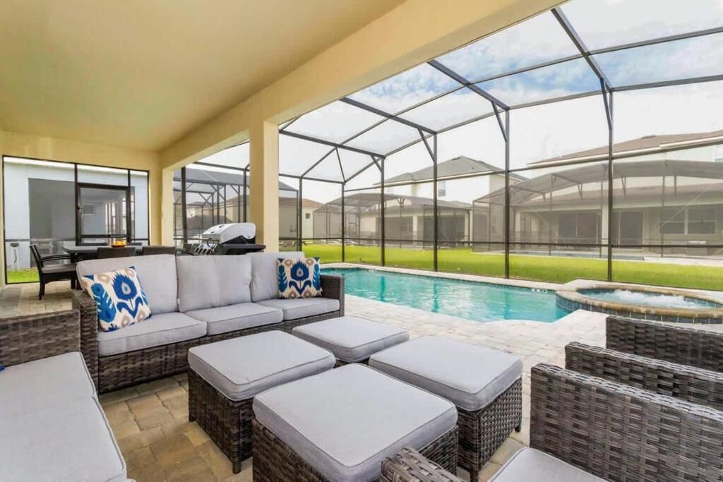 Una piscina al aire libre