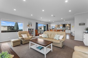 TV - Seaside Getaway - Ruakaka Holiday Home (Ruakaka)