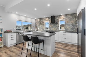 Fridge, microwave, dishwasher, toaster - Seaside Getaway - Ruakaka Holiday Home (Ruakaka)