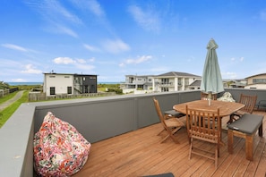 Outdoor dining - Seaside Getaway - Ruakaka Holiday Home (Ruakaka)