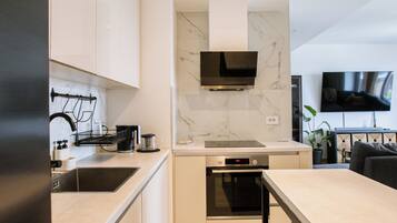 Fridge, oven, stovetop, cookware/dishes/utensils