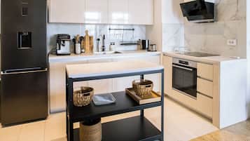 Frigorifero, forno, piano cottura, pentole/stoviglie/utensili