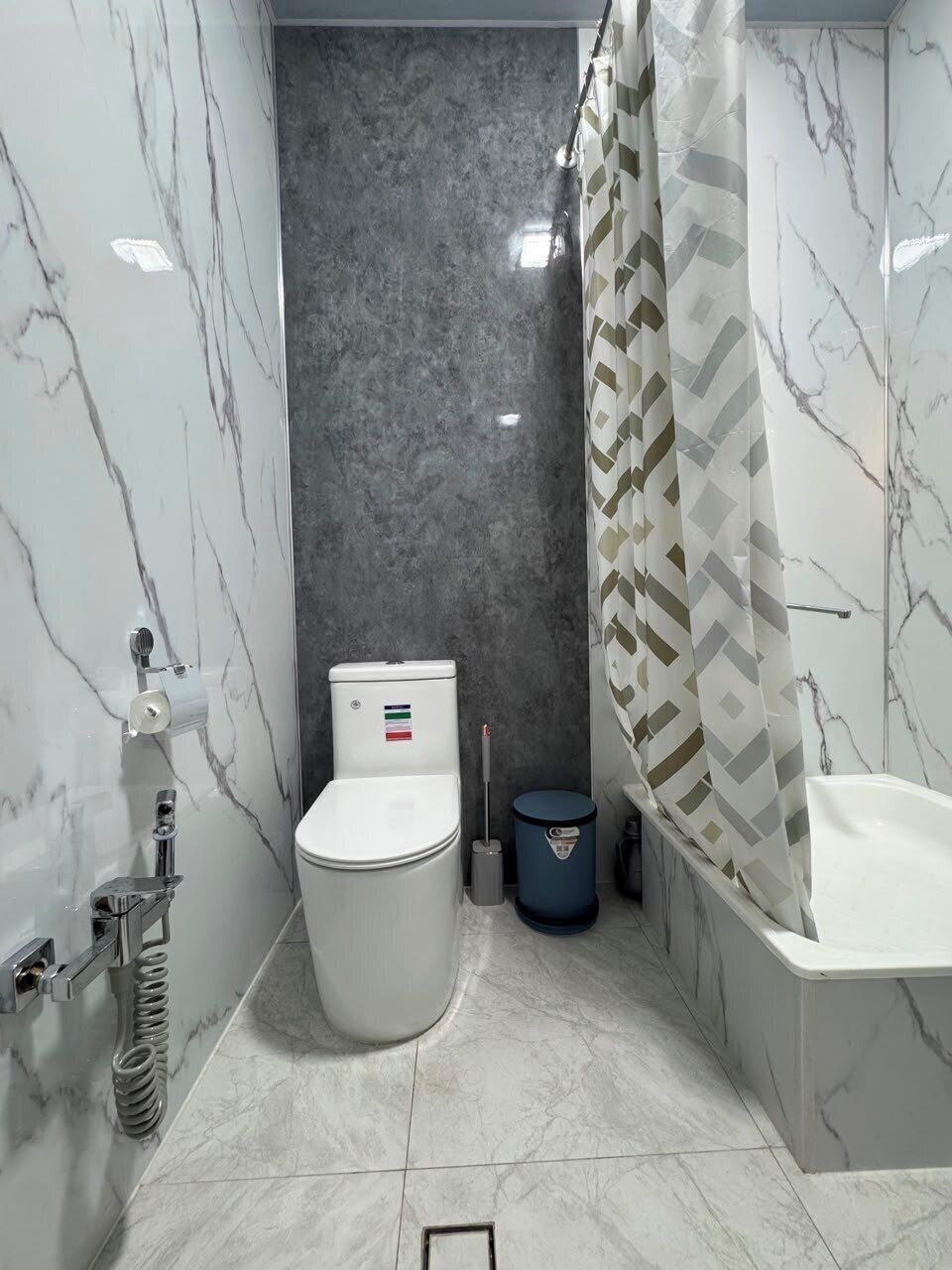 Sèche-cheveux, bidet, serviettes fournies, savon