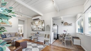 Un salon moderne comprenant un canapé, une table basse et un coin repas avec une table et des chaises.