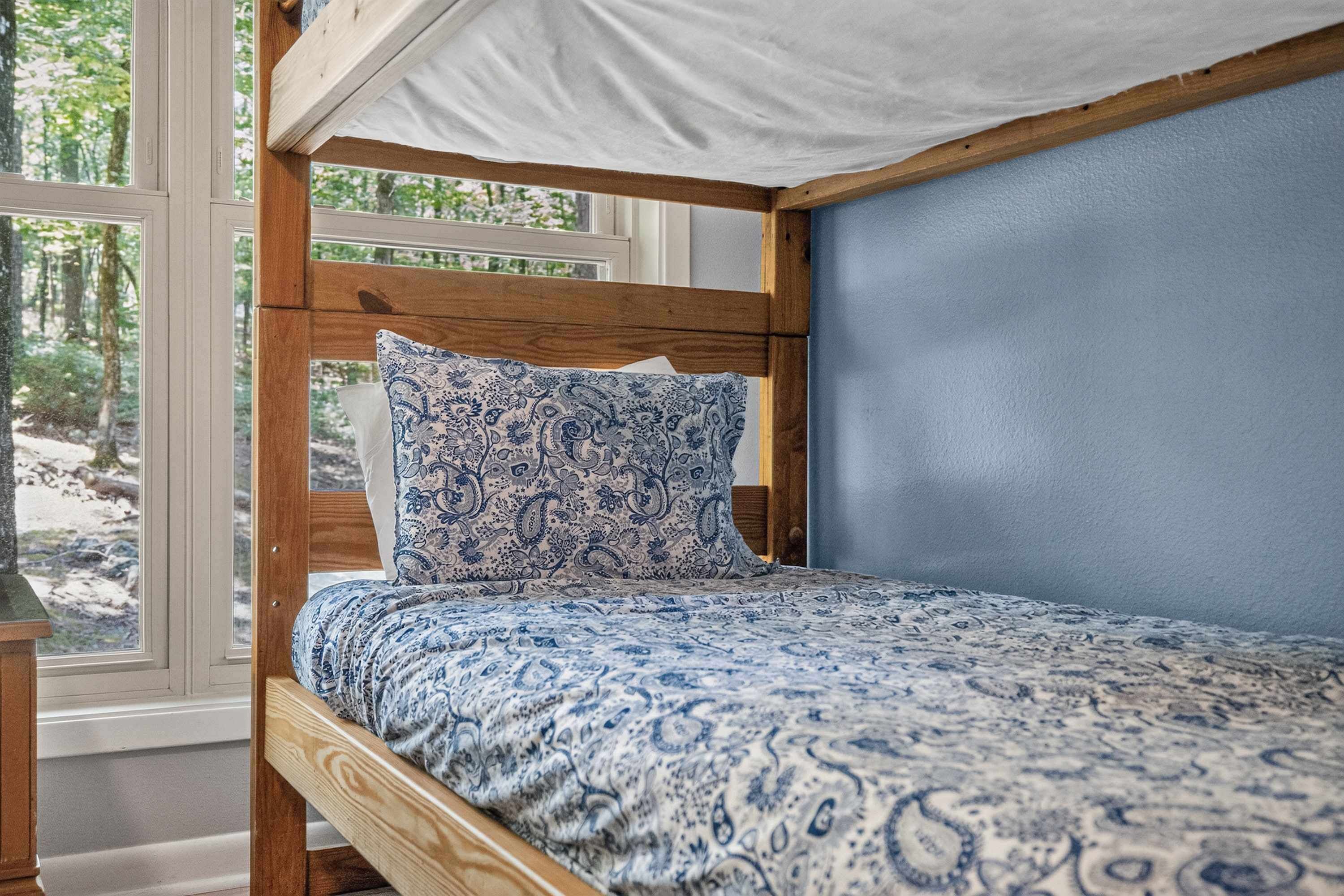 Iron/ironing board, travel crib, WiFi, bed sheets