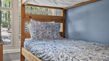 Iron/ironing board, travel crib, WiFi, bed sheets