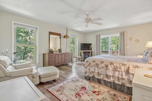 Iron/ironing board, travel cot, WiFi, bed sheets - Treetop Deck + Kids Bunk Room | Mins to Lake (Hot Springs)