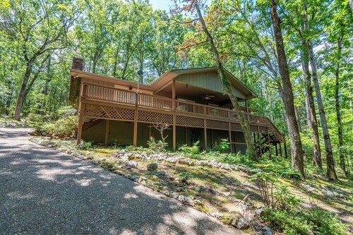 Treetop Deck + Kids Bunk Room | Mins to Lake