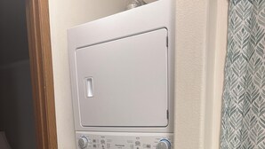 Máquina de lavar e secar frontal, compacta e de cor branca, com painel de controlo e várias opções de configuração.