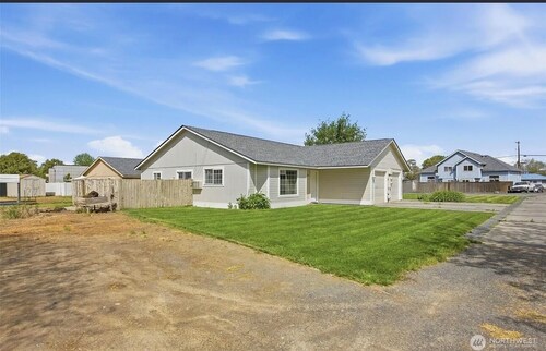 2-bedroom duplex in charming Moses Lake with AC.