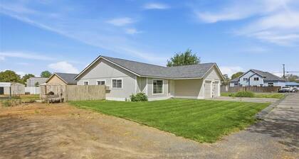 2-bedroom duplex in charming Moses Lake with AC.