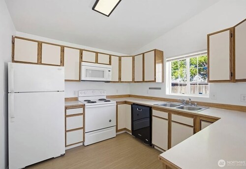 Spacious 2-Bedroom. Attached Garage, Fenced Yard & Patio, Close to Everything