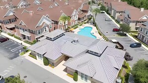 Ett bostadsområde med flera hus, en swimmingpool och en parkeringsplats.