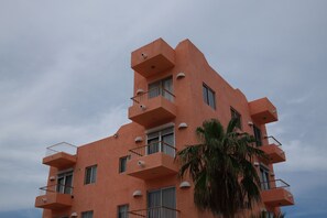 Un immeuble à plusieurs étages doté de balcons et de fenêtres.