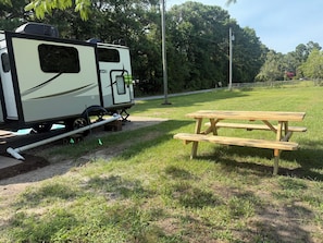 Outdoor dining - Escape to the coast and enjoy your stay just 5 miles from North Topsail Beach!🏖 (Sneads Ferry)