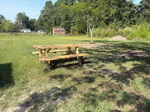 Outdoor dining - Escape to the coast and enjoy your stay just 5 miles from North Topsail Beach!🏖 (Sneads Ferry)