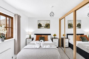 Schreibtisch, Bügeleisen/Bügelbrett, Reisekinderbett, WLAN
