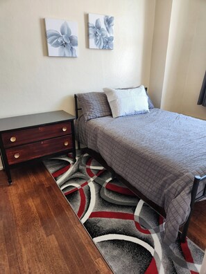 Escritorio, tabla de planchar con plancha, wifi gratis y ropa de cama 