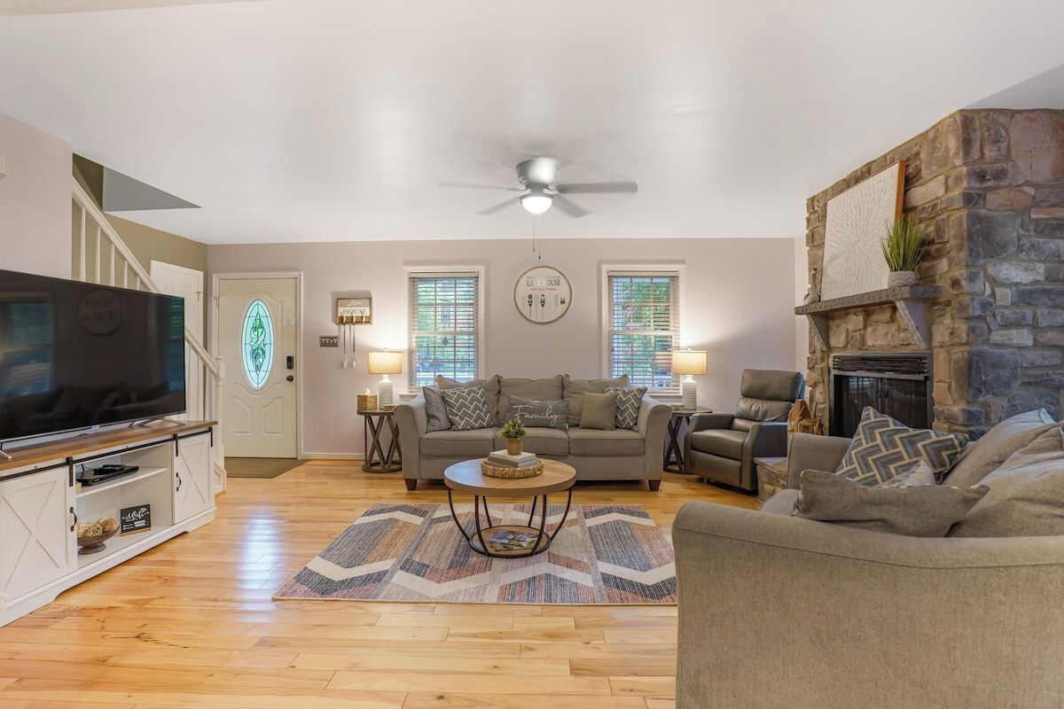Total Escape Lka Home W/ Gameroom And Water Access - Lake Anna, VA