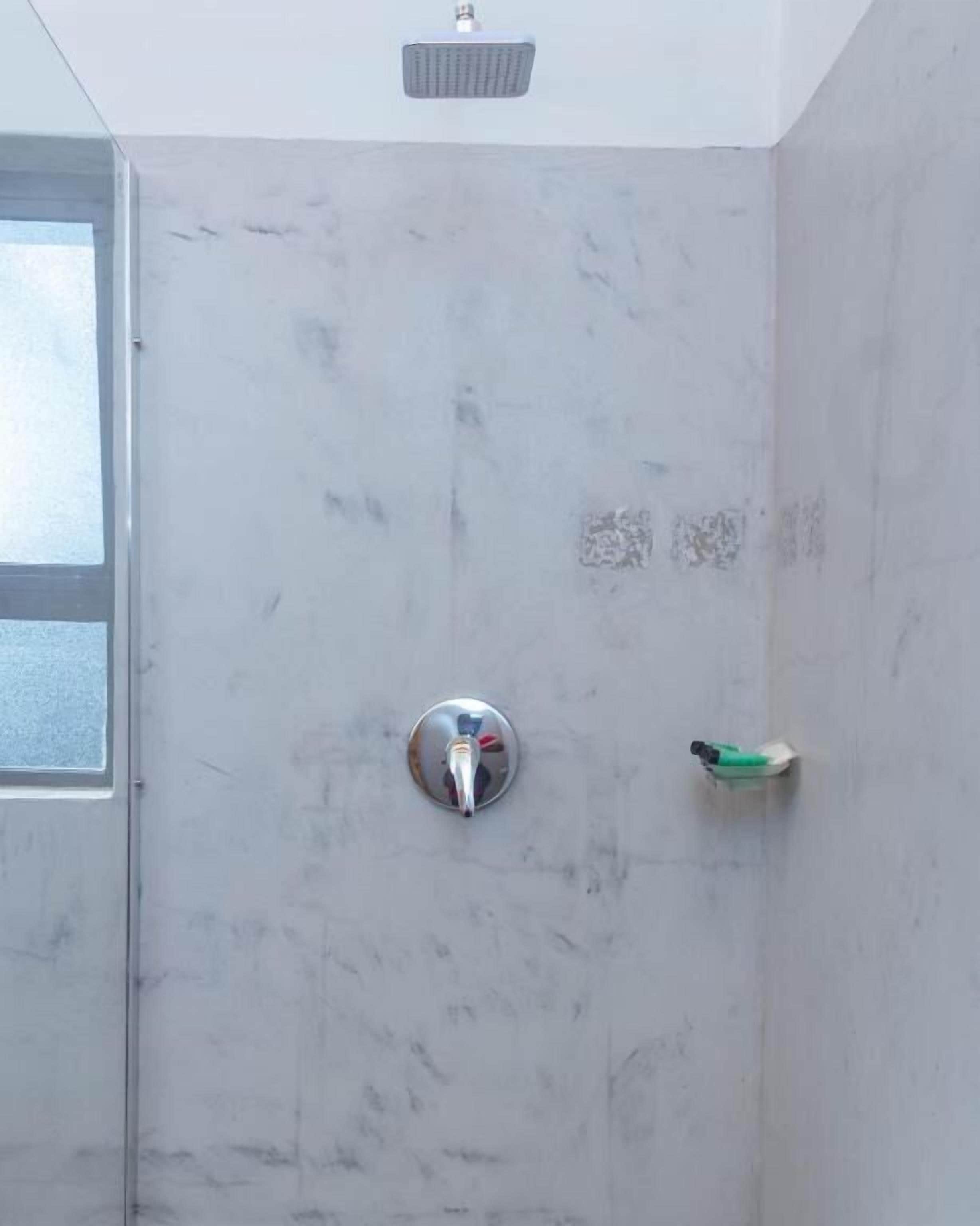 Ducha, toallas, jabón, shampoo