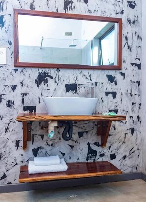 Shower, towels, soap, shampoo - The Woodlands Retreat (Chinhoyi)