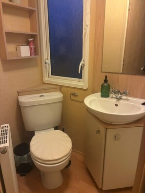 Bathroom - Great 8 berth caravan at Steeple Bay in Essex ref 36091F (Southminster)