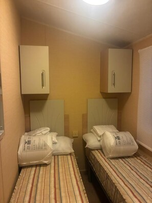 Room - Great 8 berth caravan at Steeple Bay in Essex ref 36091F (Southminster)