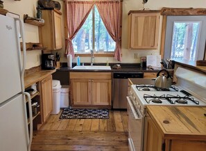 Fridge, microwave, oven, stovetop - Mazama Trails Laundry House-Dog Friendly&Close to Ski Trail! (Winthrop)