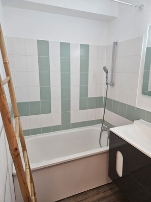 Bathroom - Vrbo Property (Canet-en-Roussillon)