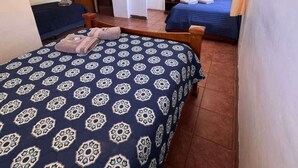 Ein Zimmer mit einem Bett, einem Schreibtisch, einem Stuhl und einem Kleiderschrank.