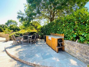 Outdoor dining - 5 bedroom Somerset Manor House sleeping up to 10 guests (North Curry)