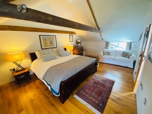 Desk, iron/ironing board, travel cot, free WiFi - 5 bedroom Somerset Manor House sleeping up to 10 guests (North Curry)