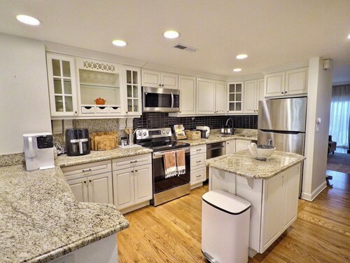 Elegant Historic Duplex in Old Town • Lincoln Park