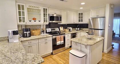 Elegant Historic Duplex in Old Town • Lincoln Park