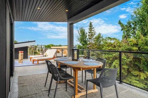 The Shoreline | Luxury Escape w/ Rooftop & Hot Tub