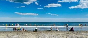 Cozy 2-bed house in tranquil Narragansett with AC. Nearby river & beaches.