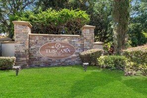 Property grounds - Toscana Resort Home: Pool, Hot Tub & Terrace (Davenport)