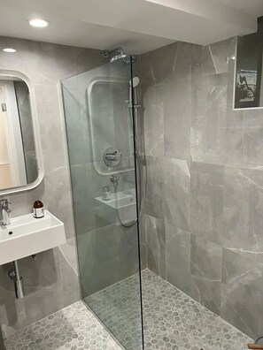 Dusche, Handtücher, Toilettenpapier