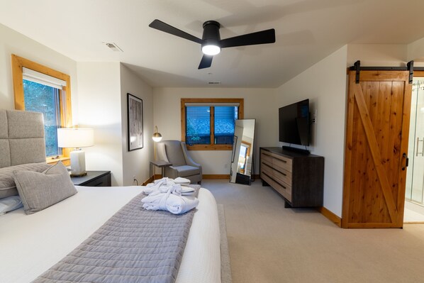 A hotel room with a bed, a desk, a chair, a TV, and a wardrobe. - PARQ at Portico Private Hot Tub Walk to Main Street Free Shuttle to Ski Resorts (Park City)