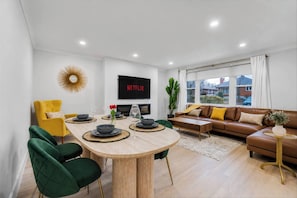 House, 2 Bedrooms, Fireplace | Living room - Downtown Luxury House Close to the Nature (Ottawa)