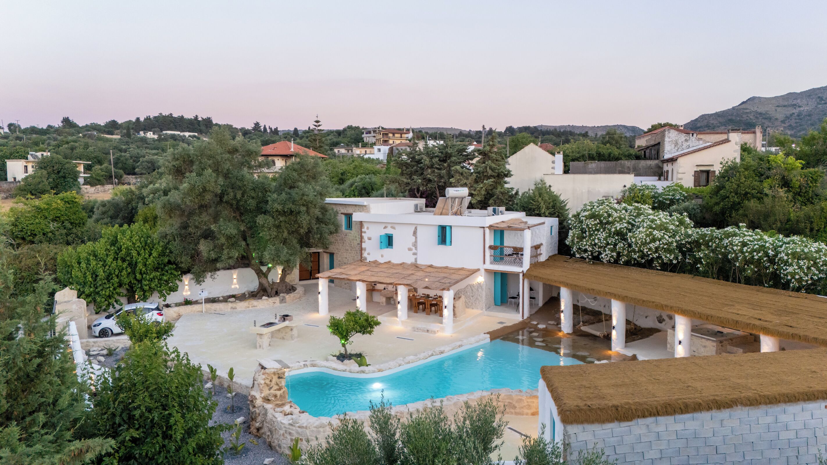 Una villa con piscina, mobiliario exterior y vistas del paisaje circundante.