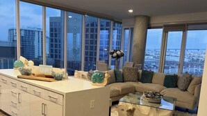 Interior - 2BD/2BR High Rise Condo. In the Heart of Downtown SD (San Diego)