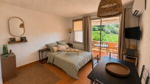 1 bedroom, WiFi, bed sheets - Les Coteaux de la Nartelle, air-conditioned studio with ocean view, pool, sleeps 4 (Sainte-Maxime)