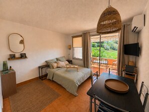 Room - Les Coteaux de la Nartelle, air-conditioned studio with ocean view, pool, sleeps 4 (Sainte-Maxime)