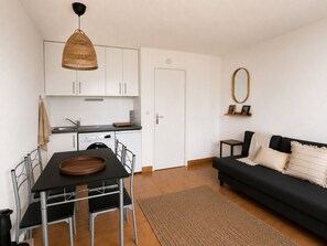 Interior - Air-Conditioned Studio with Ocean View • Swimming Pool • Sleeps 4 • All the comforts (Sainte-Maxime)