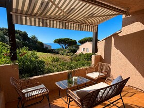 Terrace/patio - Air-Conditioned Studio with Ocean View • Swimming Pool • Sleeps 4 • All the comforts (Sainte-Maxime)