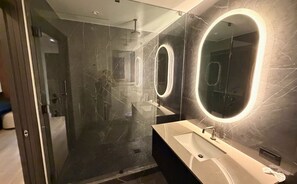 Secador de cabelo, toalhas de banho, sabonete, papel higiênico