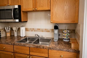 Private kitchen - Bloom on Mass | Walk to Downtown (Lawrence)