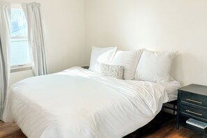 3 bedrooms, desk, iron/ironing board, free WiFi - The Woodland on Jewell • Cozy, Clean, Family‑Ready Stay in Bellevue (Bellevue)